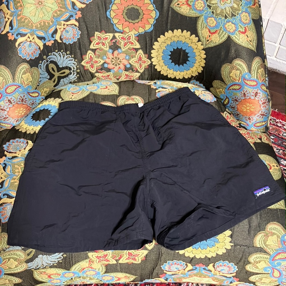 EUC Patagonia 5 in Baggies size M, Black.
